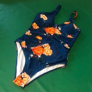 Large Cupshe nwt one piece swim